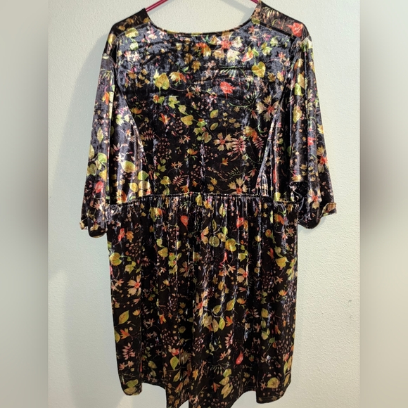 Natural Life Floral V-Neck - Picture 2 of 4